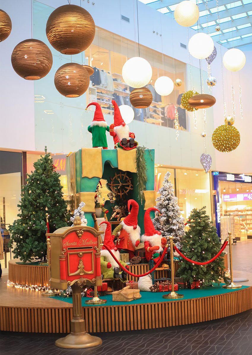 Nordic Santas with Christmas Parcel - Image 4
